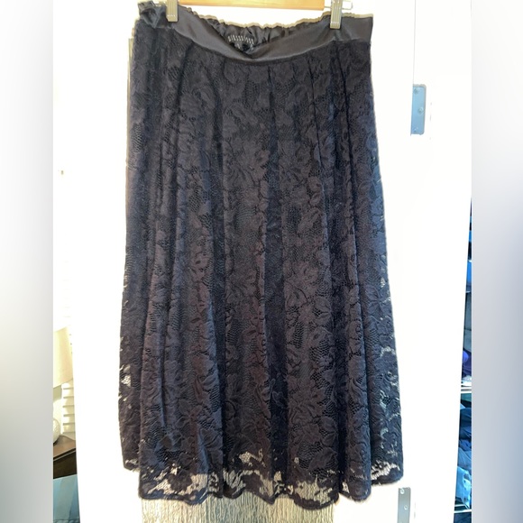 Two-piece sleeveless flutter sleeve top and midi skirt black lace gibsonlook - Picture 6 of 16